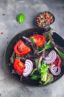 tomate salada vegetal refeição saudável comida lanche dieta na mesa cópia espaço comida fundo vista superior rústica dieta ceto ou paleo vegetariana comida vegana ou vegetariana foto