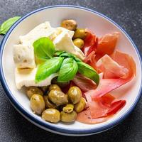 prato de carne ou prato de queijo jamon, queijo, azeitonas refeição saudável lanche de comida na mesa cópia espaço fundo de comida foto