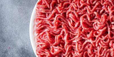 carne de porco crua picada, lanche de comida fresca de cozinha de carne na mesa espaço de cópia foto