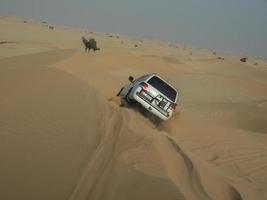 dubai, emirados árabes unidos, 2016 - a cidade de dubai e o deserto foto