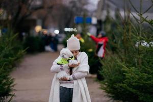 bela jovem com um cachorro branco foto