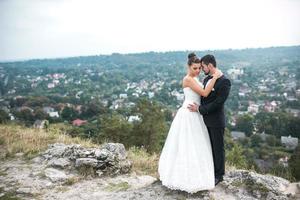 casal de noivos posando para a câmera foto