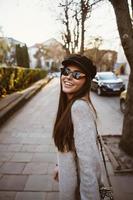 retrato de rua de uma jovem e bela mulher elegante foto