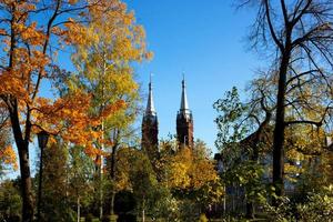 cúpulas da igreja do sagrado coração de jesus em rybinsk em um dia brilhante de outono foto