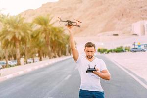 jovem segurando drone antes do voo na natureza foto