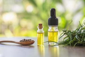 cbd produtos de óleo de cânhamo, cannabis medicinal com extrato de óleo em uma garrafa. conceito de cannabis medicinal foto