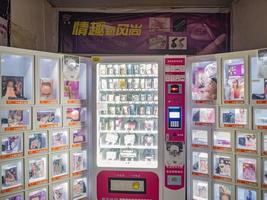 zhangjiajie.china - 15 de outubro de 2018. máquina de venda automática de brinquedos sexuais na cidade de zhangjiajie china foto