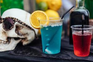 coquetéis alcoólicos e não alcoólicos multicoloridos com canudos foto