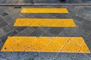 faixas amarelas faixa de pedestres do outro lado da rua foto