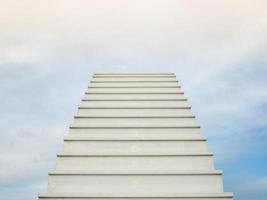 uma escada branca se estende até o horizonte. isso significa ser sucesso ou ir para o céu. foto