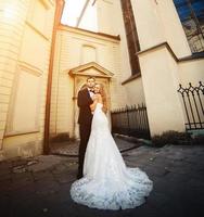 lindo casal abraçando em gorode. Europa. foto