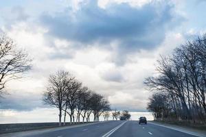 nuvens chuvosas cinzentas sobre a estrada no início da primavera foto