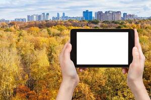 tablet com tela cortada com parque urbano amarelo foto