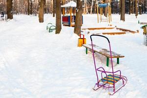 playground coberto de neve no parque urbano no inverno foto