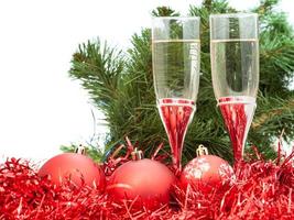 copos de vinho e árvore e bolas de natal vermelhas foto