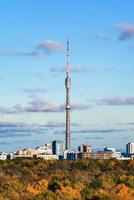 torre de tv ostankinskaya na cidade em dia ensolarado de outono foto