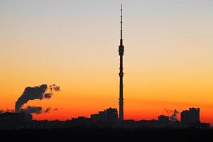 torre de tv e nascer do sol laranja em moscou foto