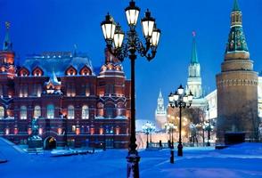 torres do kremlin na noite de inverno nevando foto