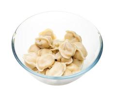 pelmeni cozido em tigela de vidro isolada em branco foto