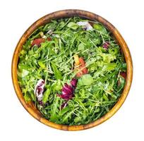 salada verde de verduras e legumes frescos foto