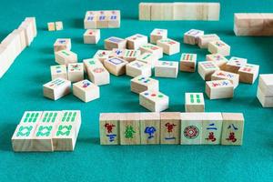 vista lateral do tabuleiro do jogo de mahjong foto