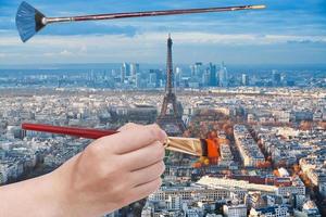 pincel pinta árvores perto da torre eiffel, paris foto