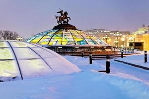 cúpula de vidro com são jorge e o dragão na praça manege, moscou foto