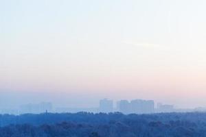 céu azul e rosa sobre a cidade no nascer do sol de inverno foto