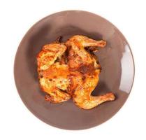 vista superior de frango achatado assado no prato foto