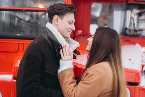 lindo casal jovem posando no ônibus velho foto