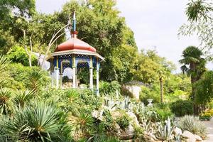 pavilhão de madeira no jardim botânico nikitsky foto