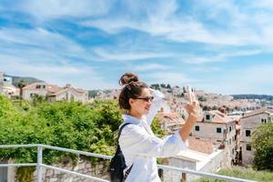 jovem mulher bonita no fundo de uma pequena cidade croata foto