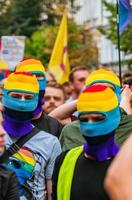 pessoas com máscaras lgbt em um comício lgbt foto