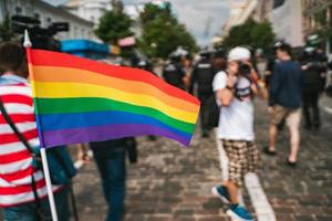 mão segure uma bandeira gay lgbt no festival da parada do orgulho gay lgbt foto