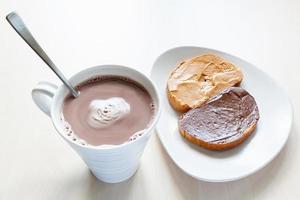 vista superior da caneca com chocolate quente e torradas foto