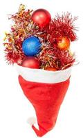 bolas de natal e transbordamento de decoração do chapéu de papai noel foto