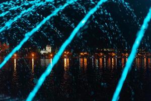 um riacho de uma fonte. cidade da noite. foto