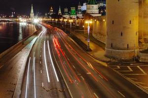 luzes no aterro do kremlin em moscou foto