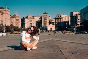 jovem na rua da cidade foto