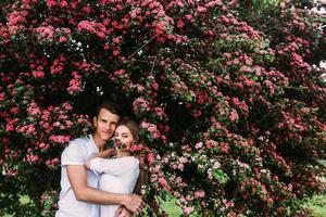 jovem casal feliz apaixonado ao ar livre foto