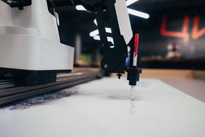 plotter desenha um desenho de caneta em uma folha de papel branco foto