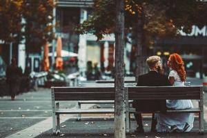 casal de noivos em um prédio futurista foto