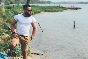 homem barbudo americano parece na margem do rio foto