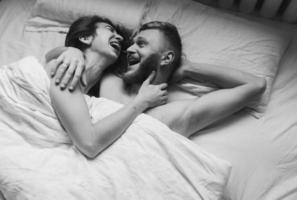 jovem casal na cama juntos foto
