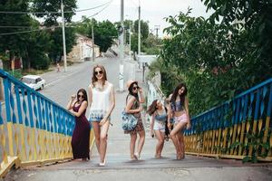 cinco garotas lindas na cidade foto