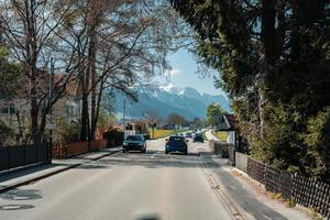 carro dirigindo na estrada com montanhas foto