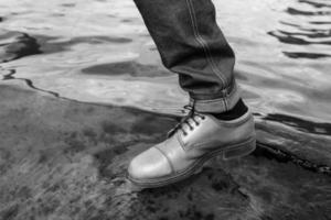 pés de homens em jeans de ourela e sapatos retrô foto