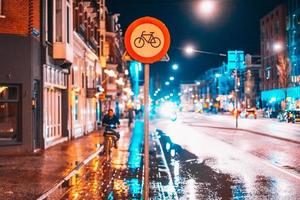 sinal de ciclovia em uma rua noturna foto