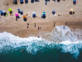 praia com espreguiçadeiras na costa do oceano foto