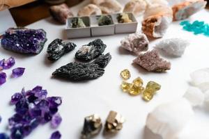 coleção de belas pedras preciosas na mesa branca. foto